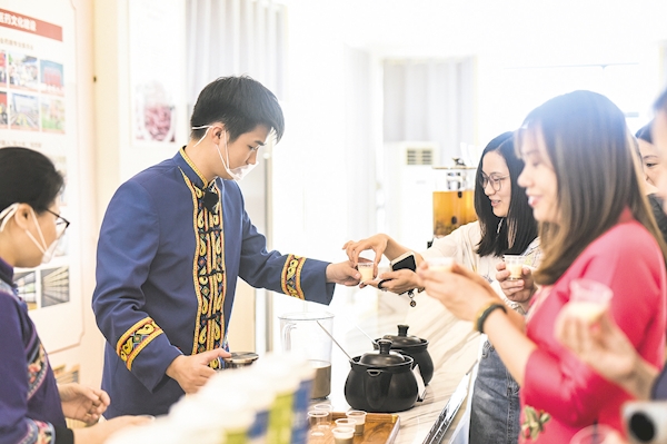 股涨柜 用青春热忱守护千年药香