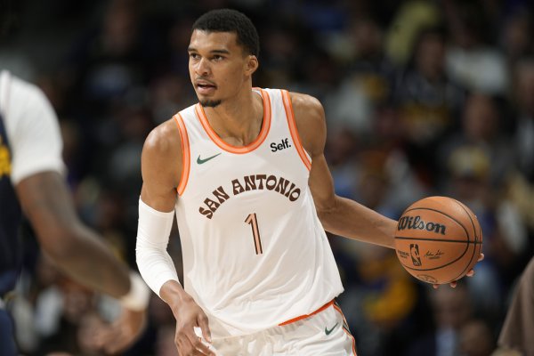 荣立通 美职篮推荐：遇鱼腩重拳出击？老鹰全民皆兵射穿马刺